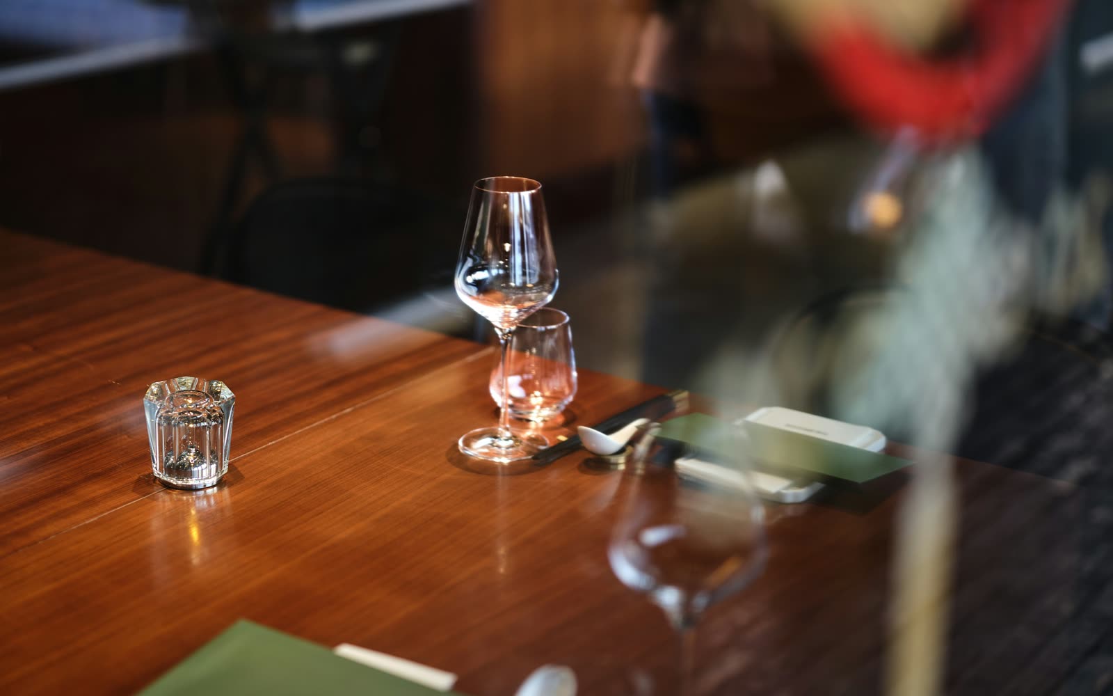 Gedeckter Tisch bei Kerzenlicht